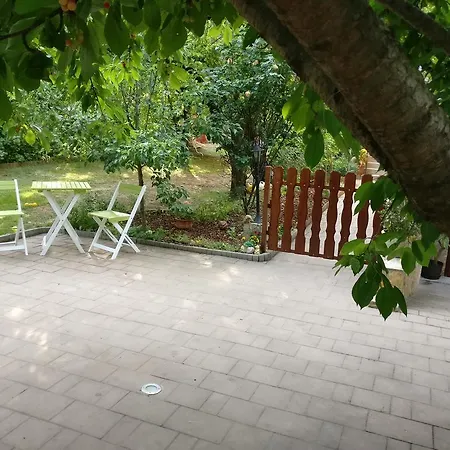 Cseresznyes Apartman *