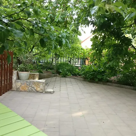 Cseresznyes Apartman * Balatonalmadi